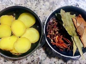 准备辅料姜片、花椒、八角、香叶、桂皮装入调味盒中