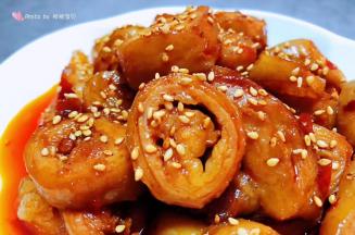 美味可口的香辣肥肠装入盘中最后撒上芝麻就大功告成了
