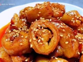美味可口的香辣肥肠装入盘中最后撒上芝麻就大功告成了