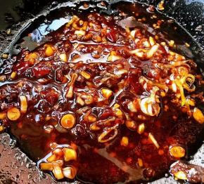 放入郫县豆瓣酱、一品鲜酱油、蚝油、糖炒出香味