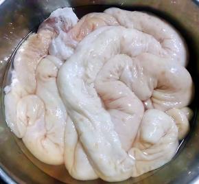 肥肠内侧搓揉冲洗完后再翻回来撒上盐继续搓揉几遍后洗净沥干水份备用