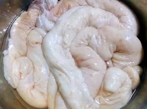 肥肠内侧搓揉冲洗完后再翻回来撒上盐继续搓揉几遍后洗净沥干水份备用