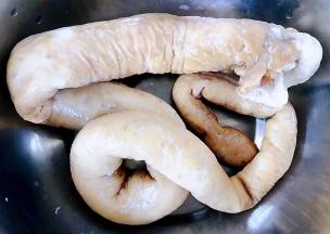 煮好的肥肠取出晾至不烫手时切成大小均匀的小块