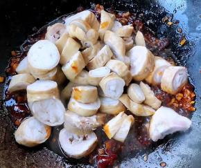 放入切好的肥肠大火快速翻炒均匀