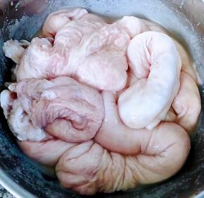 新鲜的肥肠买回来需要耐心的处理首先用大量盐搓揉肥肠上的杂质