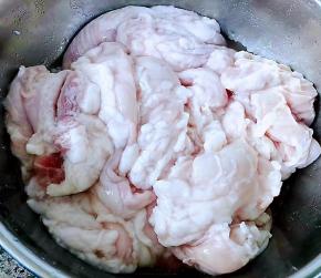 外侧搓揉几遍后冲洗干净再将肥肠整体翻过来撒上盐继续搓揉几遍