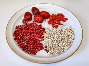 红豆，薏米，枸杞，红枣。