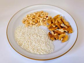 食材：花生，核桃，糯米。