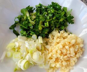 葱、蒜、香菜洗净沥干水分切成碎粒