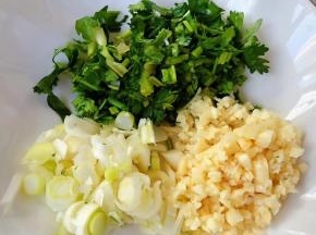 葱、蒜、香菜洗净沥干水分切成碎粒