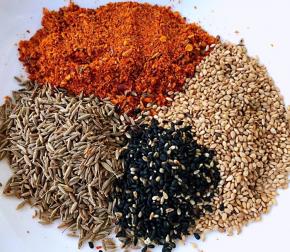 准备辅料孜然、烧烤料、白芝麻、黑芝麻