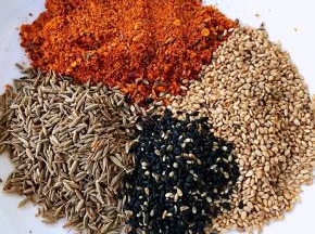 准备辅料孜然、烧烤料、白芝麻、黑芝麻