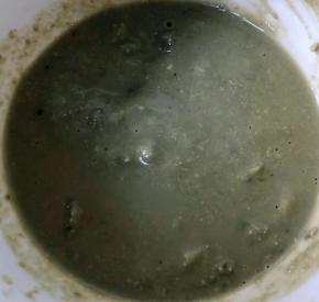 耐心的将臭豆腐乳搅散放入调味料一品鲜酱油、蚝油、糖拌匀入味