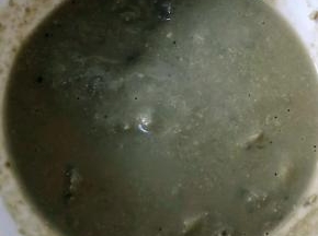 耐心的将臭豆腐乳搅散放入调味料一品鲜酱油、蚝油、糖拌匀入味