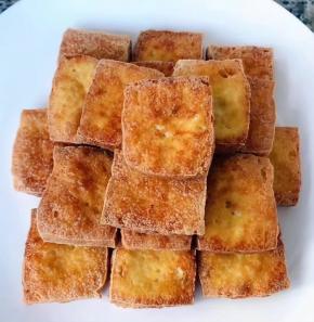 炸好的豆腐块按照自己的喜好摆入盘中