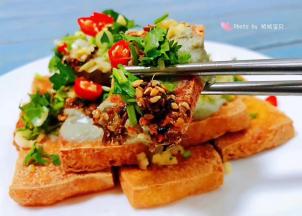 自制臭豆腐搭配着自制的调味料入口那就是唇齿留香回味无穷