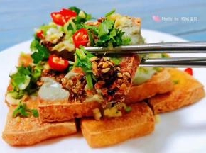 自制臭豆腐搭配着自制的调味料入口那就是唇齿留香回味无穷