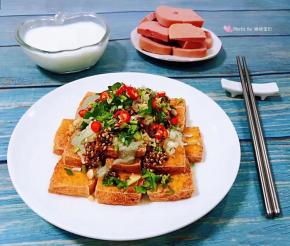 搭配一盘午餐肉和鲜牛奶一起吃好吃到爆