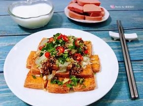 搭配一盘午餐肉和鲜牛奶一起吃好吃到爆