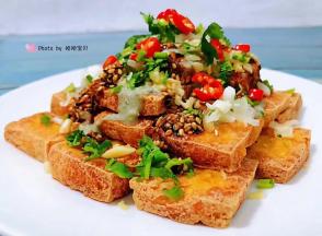 最后撒上葱蒜香菜碎还有小米辣就大功告成了