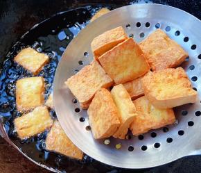 豆腐块炸至金黄色漂浮起来即可出锅