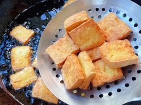 豆腐块炸至金黄色漂浮起来即可出锅