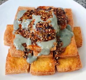 调好的臭豆腐乳酱汁淋在豆腐上面再淋上自制五香辣椒油