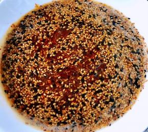 锅中烧开油趁热分几次倒入辅料中边倒入边不停的搅拌瞬间满屋飘香