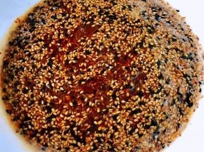 锅中烧开油趁热分几次倒入辅料中边倒入边不停的搅拌瞬间满屋飘香