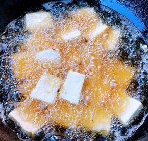 锅中倒入适量油加热至七成热依次放入豆腐块大火炸起来