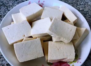 新鲜的豆腐切成大小均匀的块状沥干水份备用