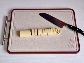 豆皮洗净切条。