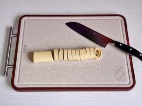 豆皮洗净切条。