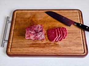 牛肉切薄片。
