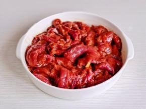 抓拌均匀腌制10分钟。