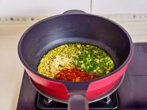 起油锅，加入葱蒜辣椒炒出红油。