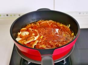 加入豆芽，豆皮，盐煮熟。