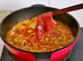 加入腌制好的牛肉煮至变色。