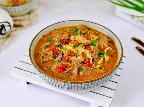 盛出装盘，撒上小米辣，葱花，淋上热油。