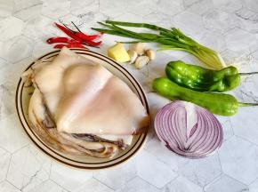 鱿鱼撕去外面这层黑膜。