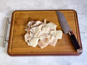 鱿鱼切成花刀形状。