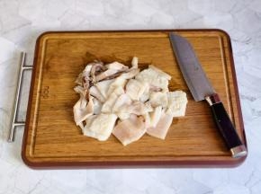 鱿鱼切成花刀形状。