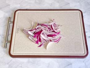 洋葱切细丝【切洋葱记得嘴巴含一口水，切洋葱不辣眼睛】