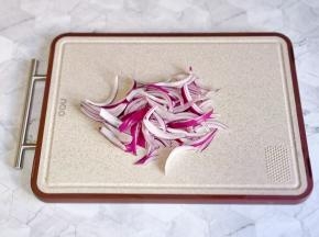 洋葱切细丝【切洋葱记得嘴巴含一口水，切洋葱不辣眼睛】