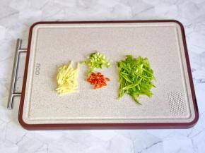 生姜，葱，辣椒，青椒切好备用。