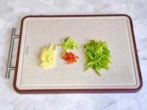 生姜，葱，辣椒，青椒切好备用。