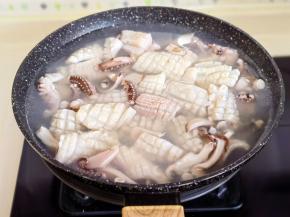 水开下鱿鱼，料酒一勺焯水两分钟。