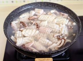 水开下鱿鱼，料酒一勺焯水两分钟。