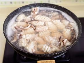 焯水时记得撇去浮沫。