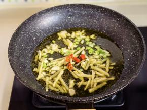 锅里放少许油，下葱姜蒜爆香。